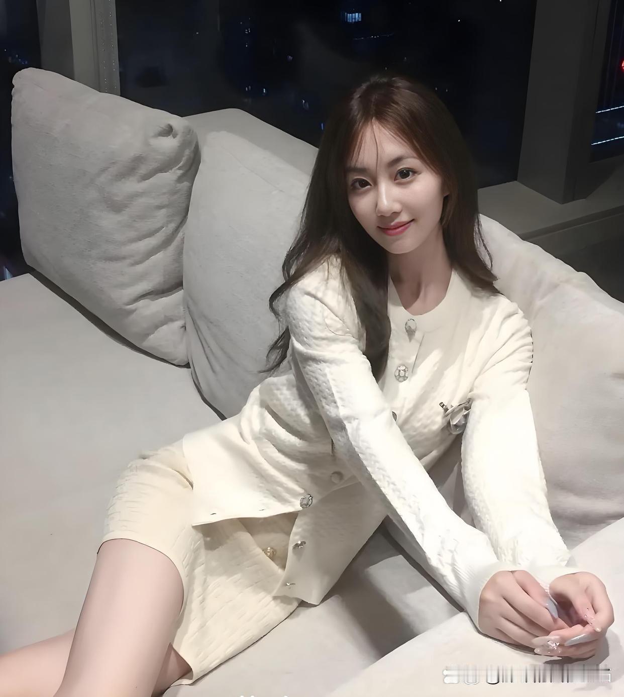 夜晚和闺蜜在一起的时光，真的太温柔了。就像社交平台上那个视频里，闺蜜们在街角分享