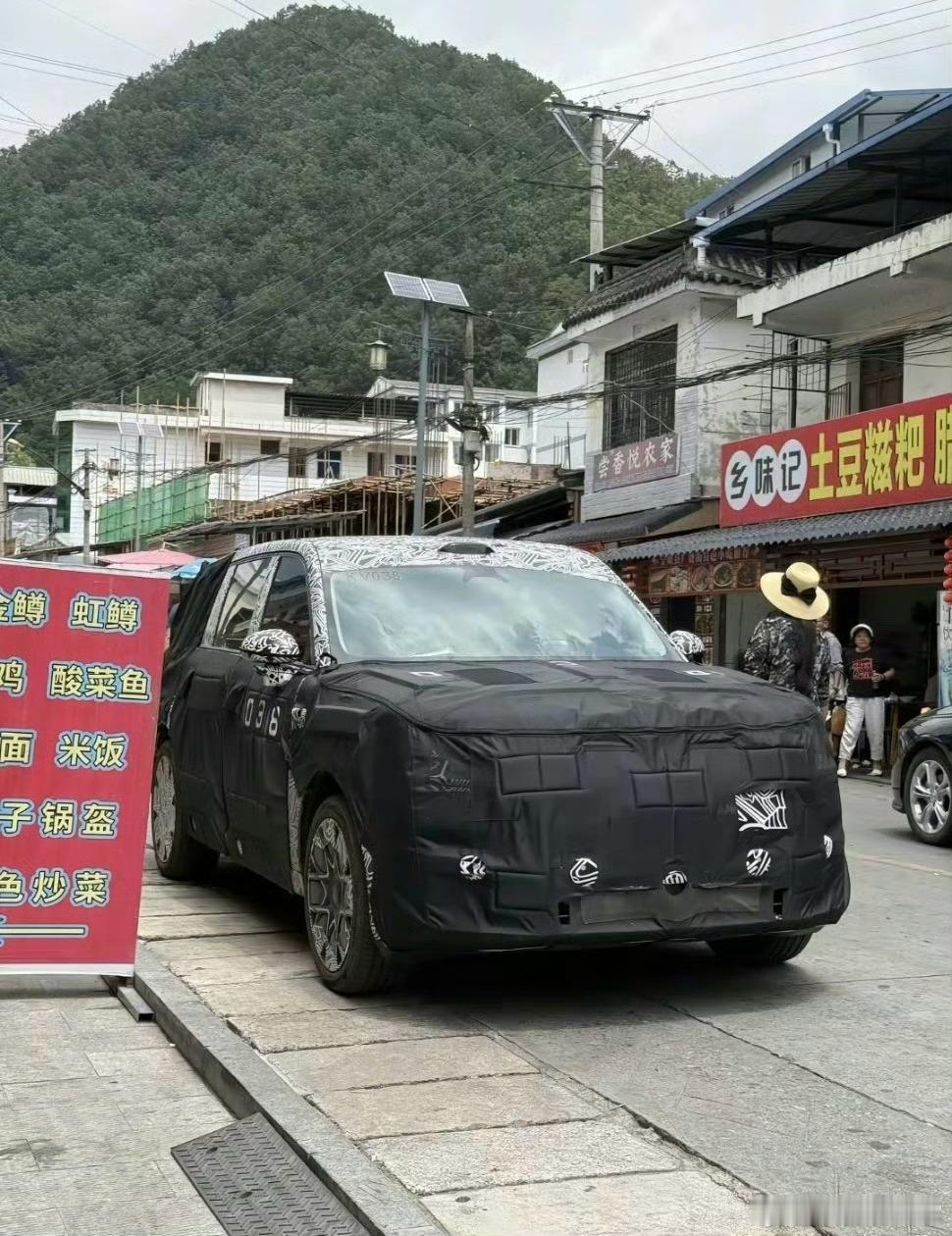 小米YU9已经投放很多车在路测了，都是不同的编号，看来节奏很快，那怎么判断是YU