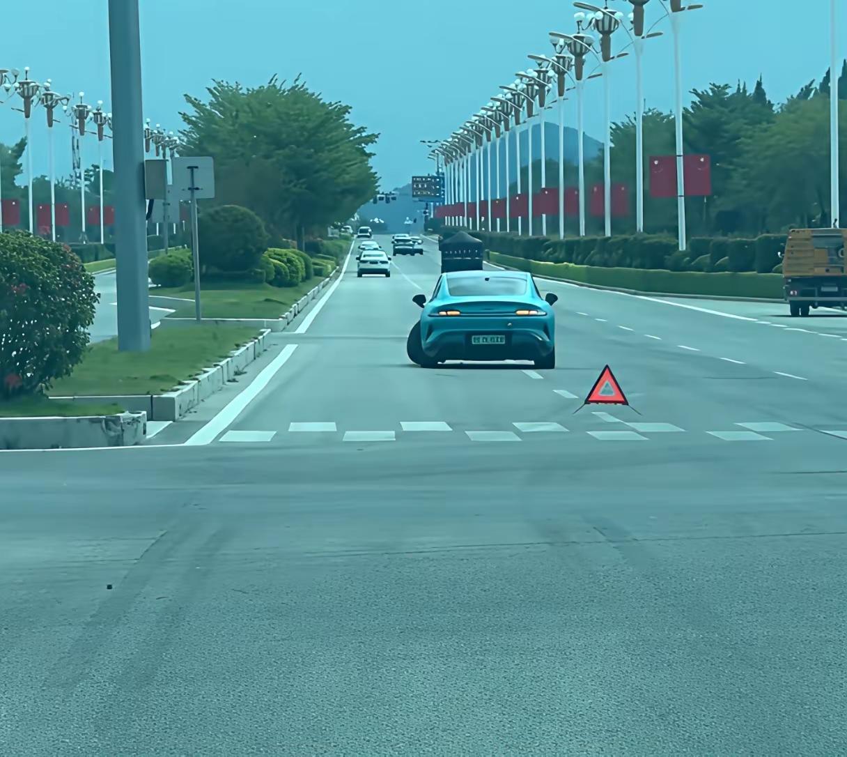 啥牌子的车，没开过，但是看着眼熟。我猜，路面肯定不平，就是怪路不平，绝对是坑太大