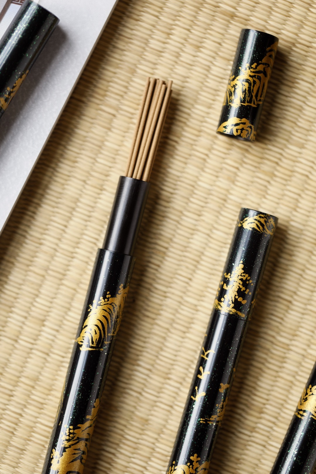 大漆【透明绿+描绘+螺钿】便携香筒以红木为胎底，遵循古法，传承手工漆艺，历经数十