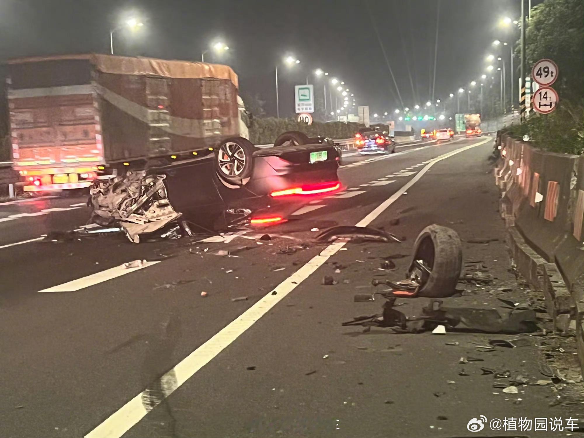 智己翻车逃生车主发声 圣诞节智己L7时速80km撞上路边石墩，车身翻转倒扣在地，