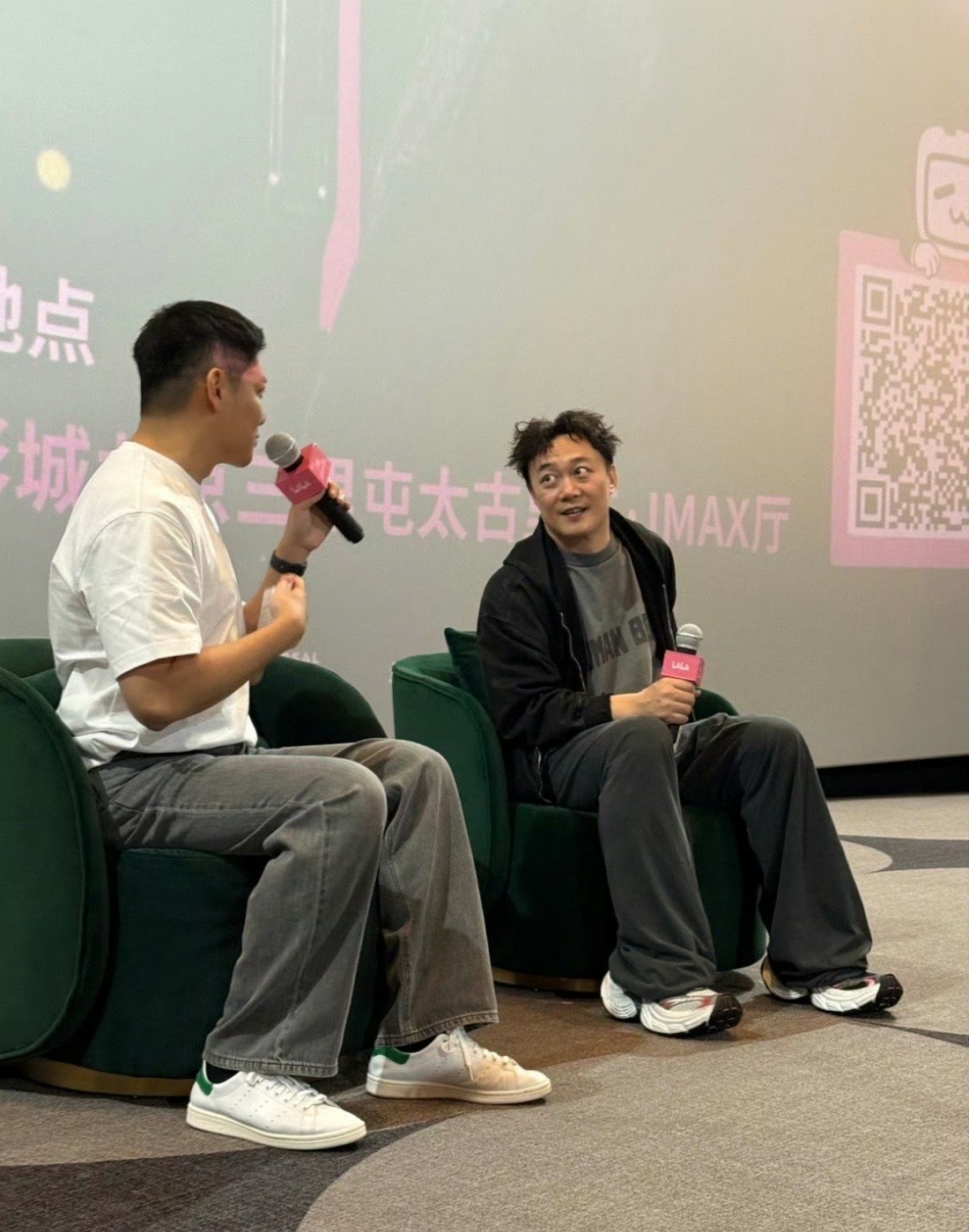 陈奕迅出国了但没完全出，陈奕迅出国度假还是被粉丝认出来了，怎么会有这么可爱模仿能