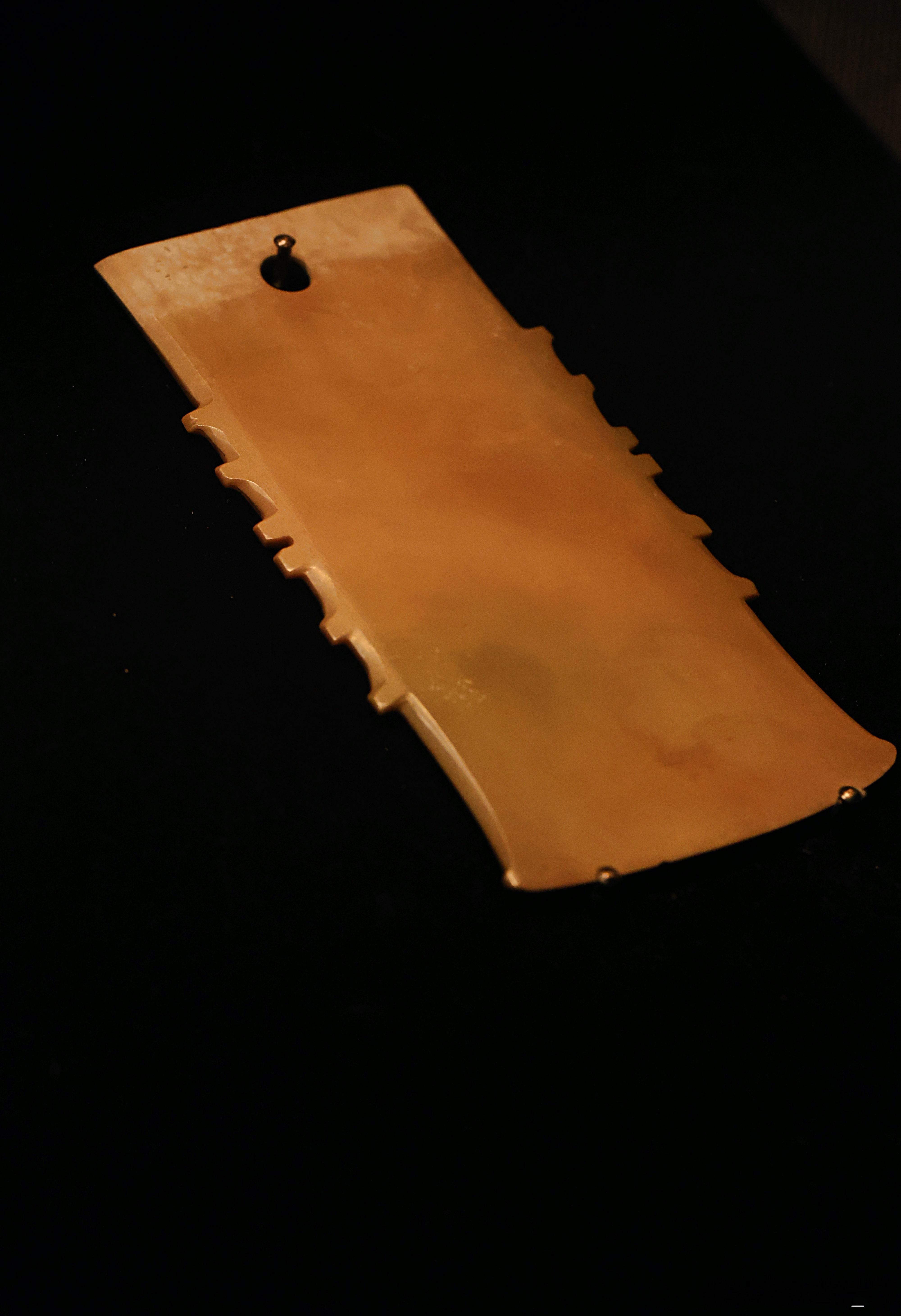 玉戚 西周 （公元前1046-前771年）首都博物馆藏玉戚指刃部两侧有扉齿的玉钺