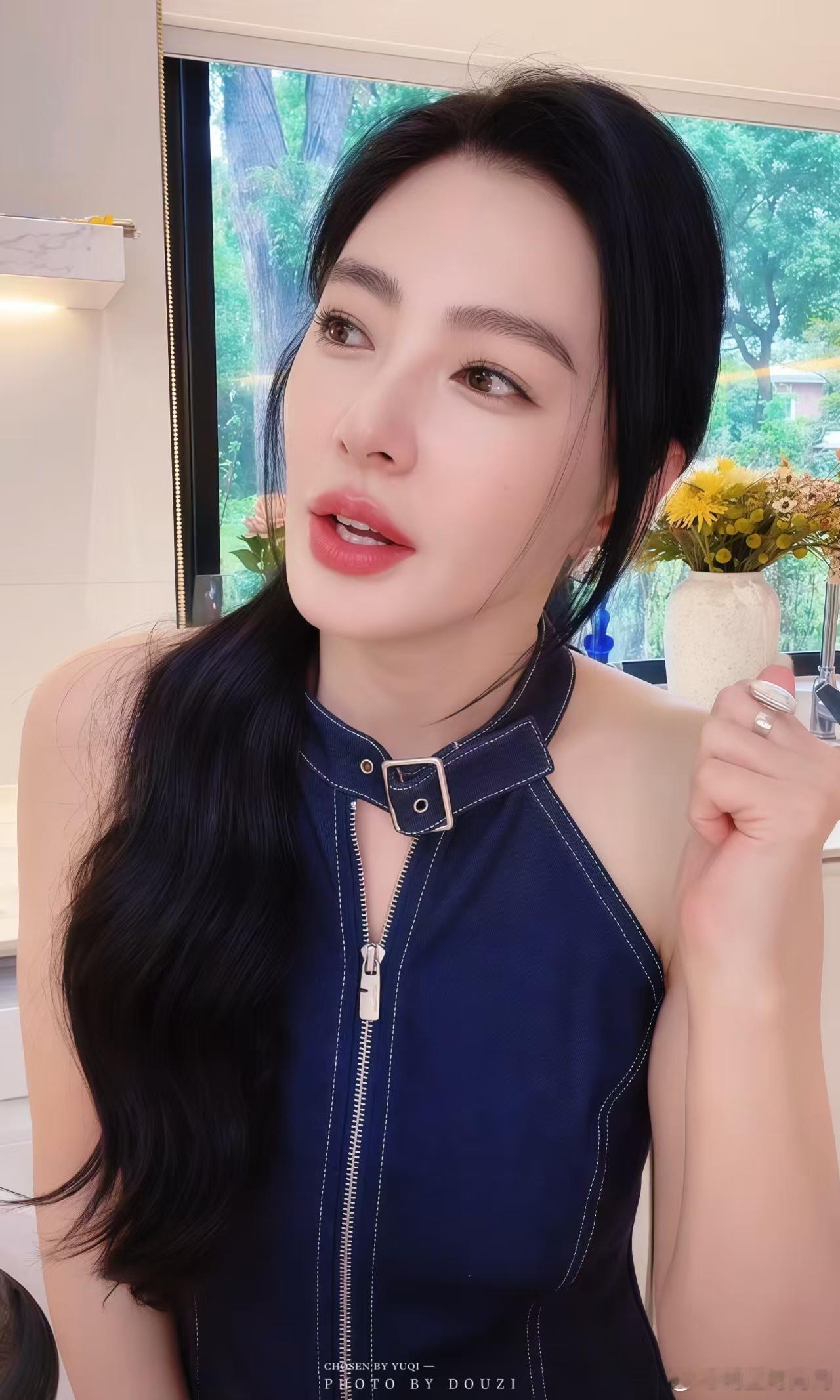 发现张雨绮最近的状态真的是超好的呀，咱们姐姐过得非常的轻松自在，而且颜值一直在线