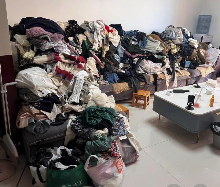 感觉不停买买买是对自己现状不满的表现，可能是身材、形象、气质、层次、价值感等等方