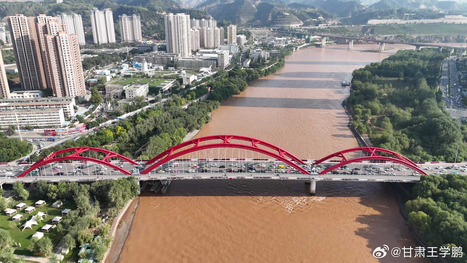 跨河大桥串联起兰州的日与夜晨光里长虹卧波，目送雁滩新城苏醒；夜幕灯带缤纷变幻，光