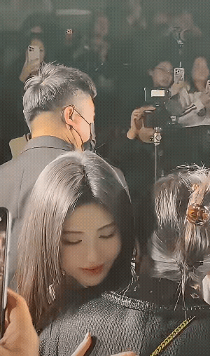 鞠婧祎含泪拥抱十年老粉鞠婧祎鞠婧祎含泪拥抱十年老粉！一沫真挚的情话