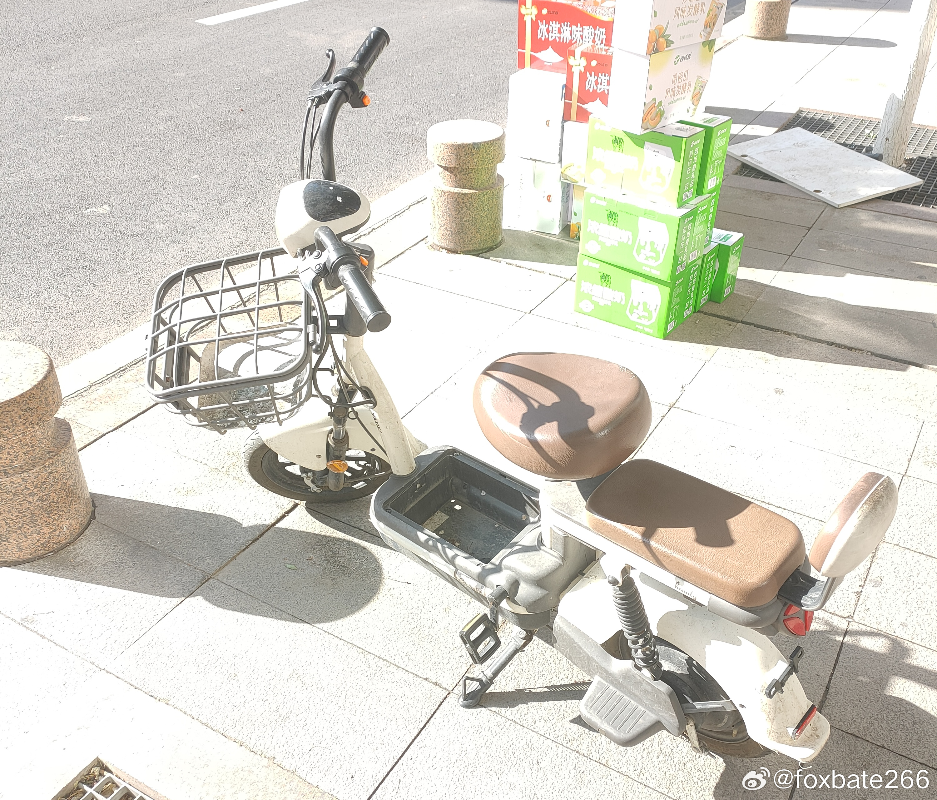 这车电池也放地板下面啊。。。