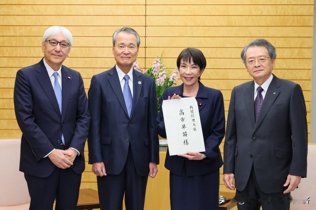 日本首相官邸官方账号发文：
高市早苗接到了三家经济组织的礼节性来电。只要商界同仁
