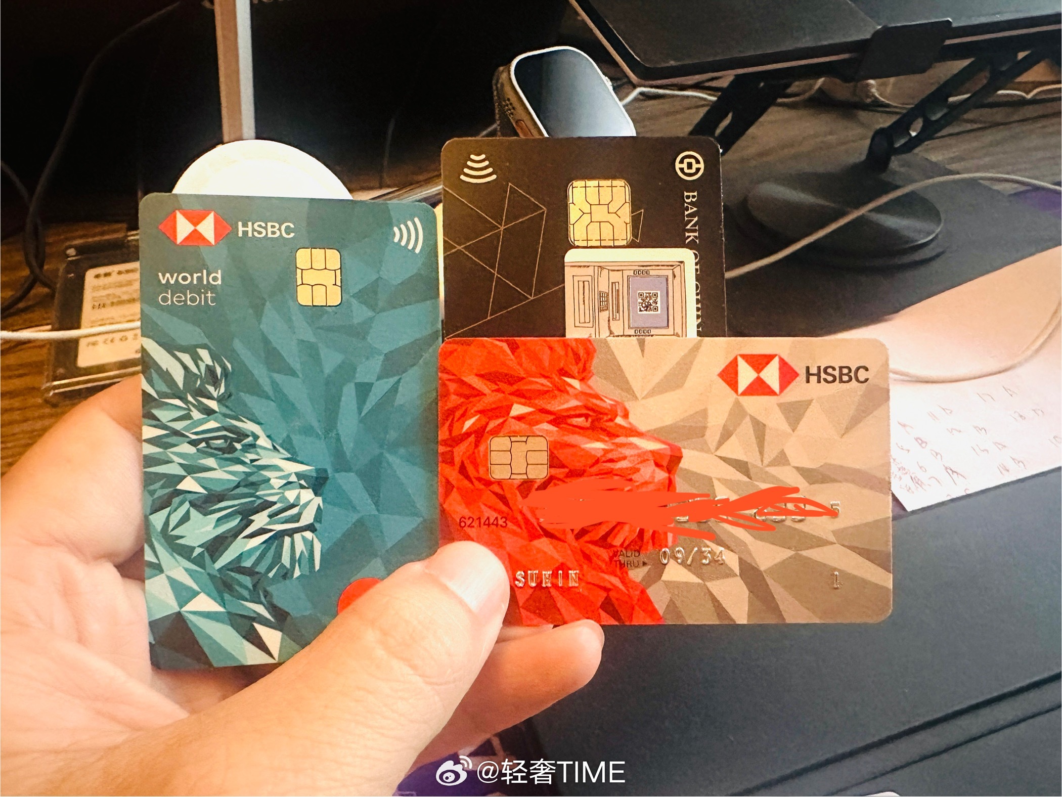 几张港卡全部收到了，中银的最慢，因为是平邮，不可查询。邮递员先是到了我家，敲了门
