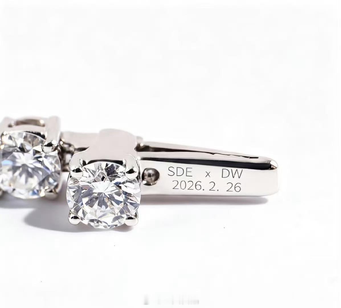 上海钻石交易所：天然钻石代言人邓为戴的手链是特别定制的专属生日礼，好有心意的手链