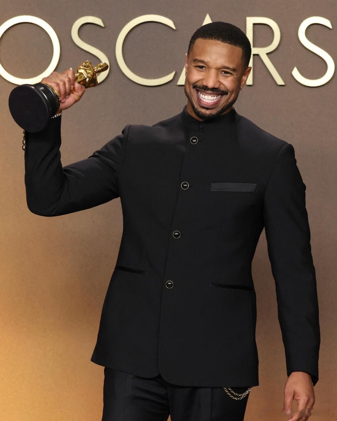 《纽约时报》今天发了篇文章分析迈克尔·B·乔丹击败提莫西·查拉梅获得第98届奥斯