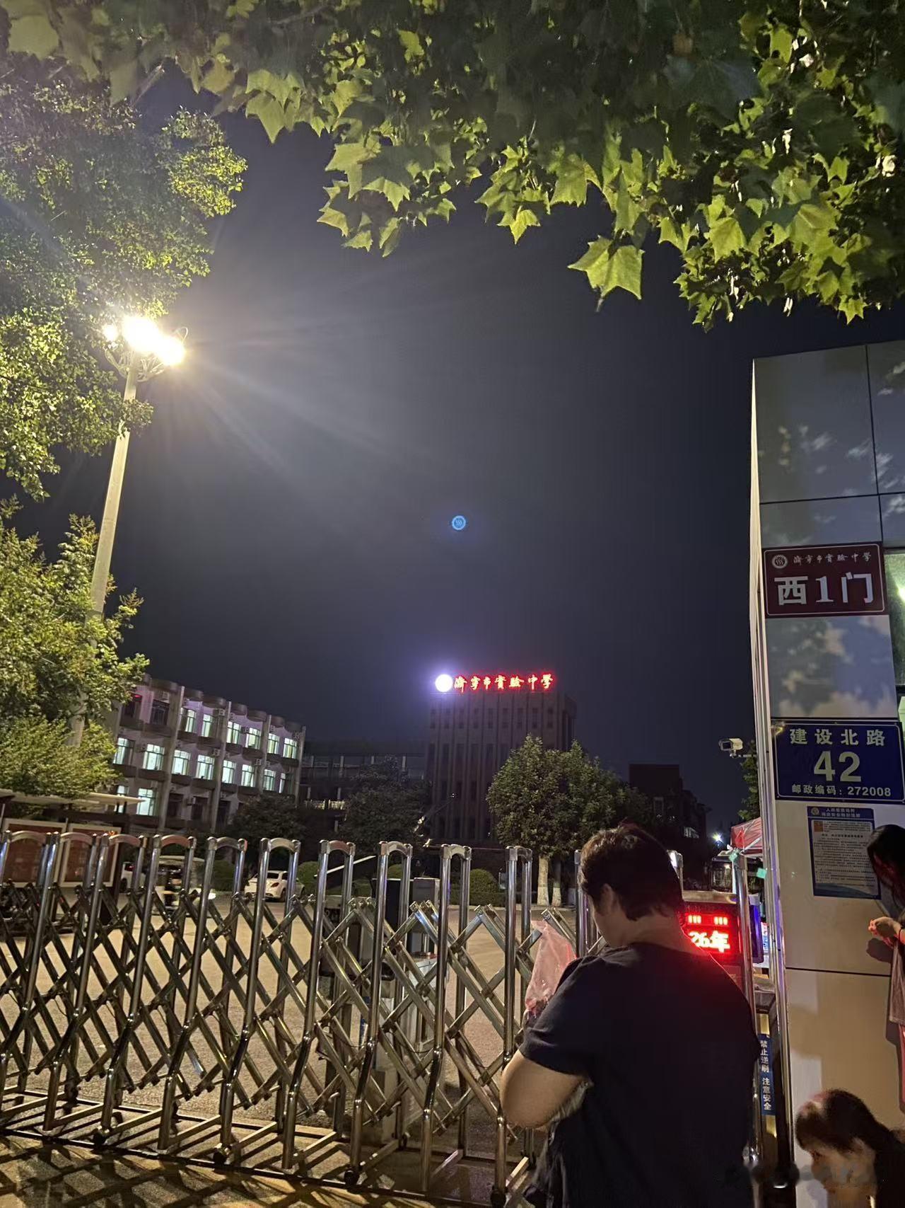 教师节给老师送什么？把小侄女难住了。

侄女今年上初二，是班里的班长，去年的教师