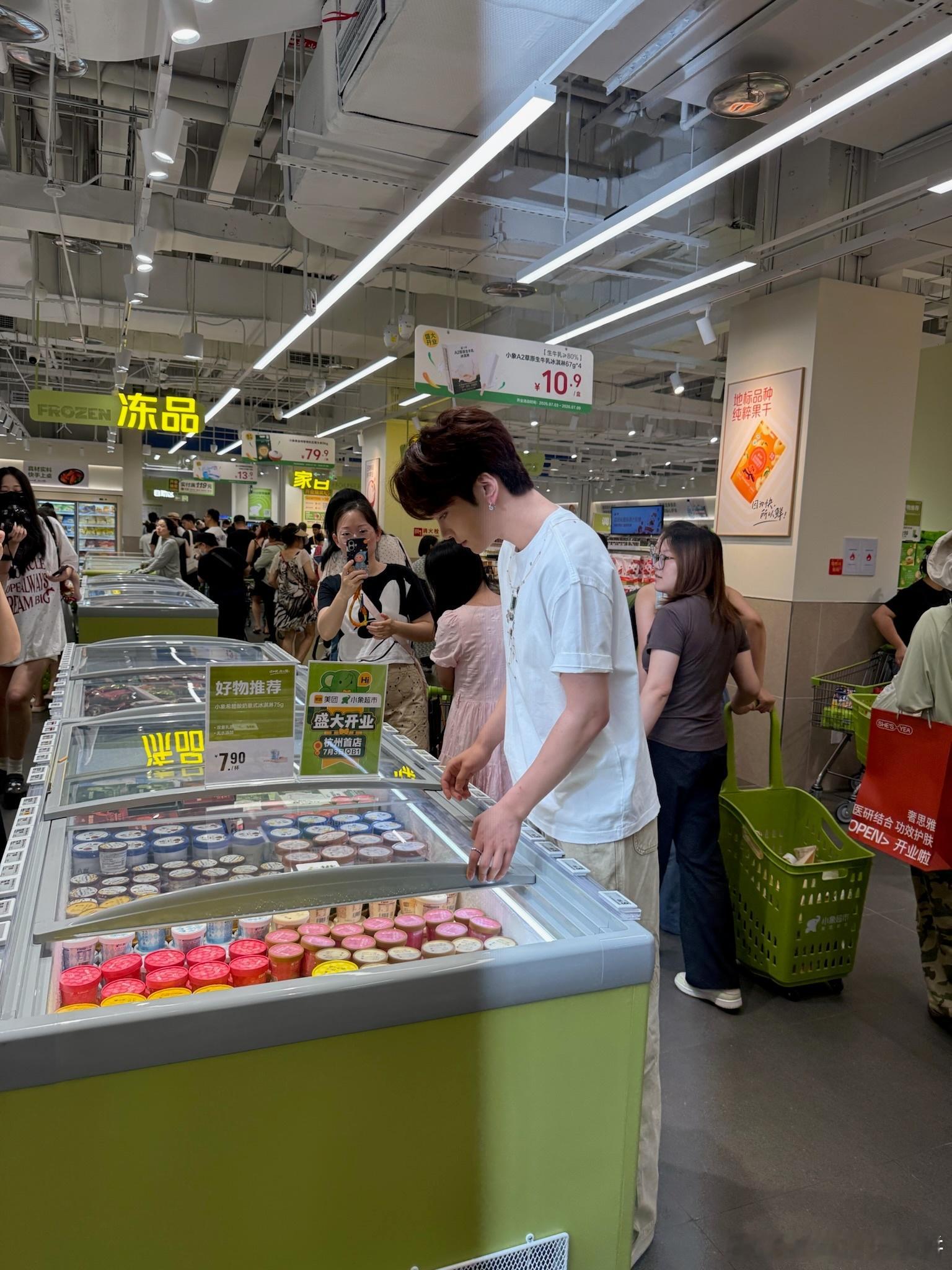 邵子恒男明星在小象超市抢购榴莲逛小象超市杭州店居然偶遇邵子恒，认真挑榴莲的样子又