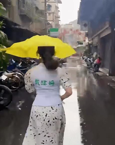 戴玮姗雨中奔跑发扇子这段视频，说白了就是一场精心设计的“身材秀”。8月22号下午