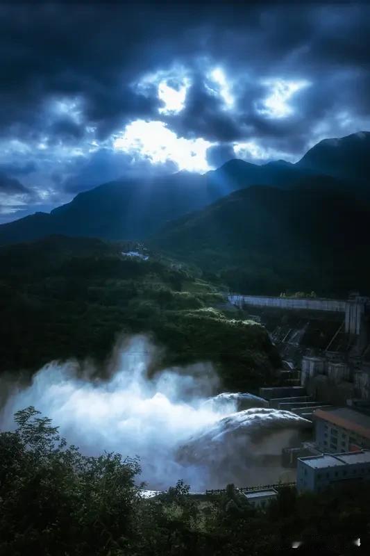 特朗普吹嘘成就：连上帝也自豪 特朗普这牛吹得可真够大，居然说连上帝都为他的成就自