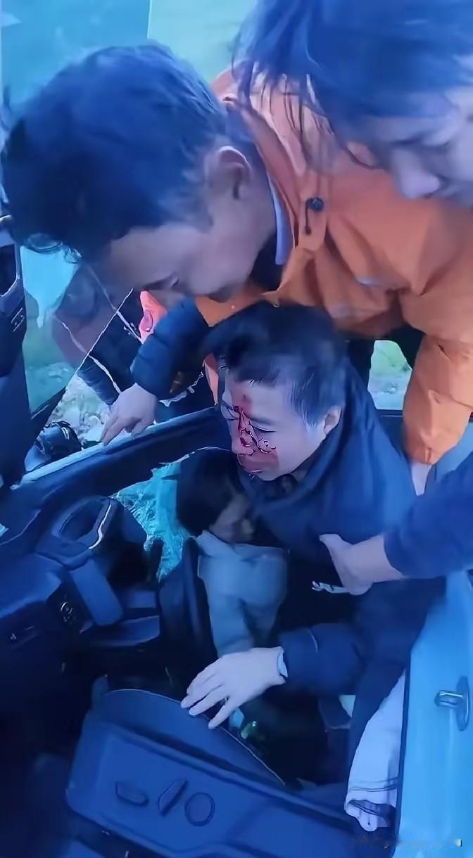 泪目了！一个在西藏自驾游的男子在孜珠寺刷牙，突然看到一辆越野车坠崖了！
​​自驾