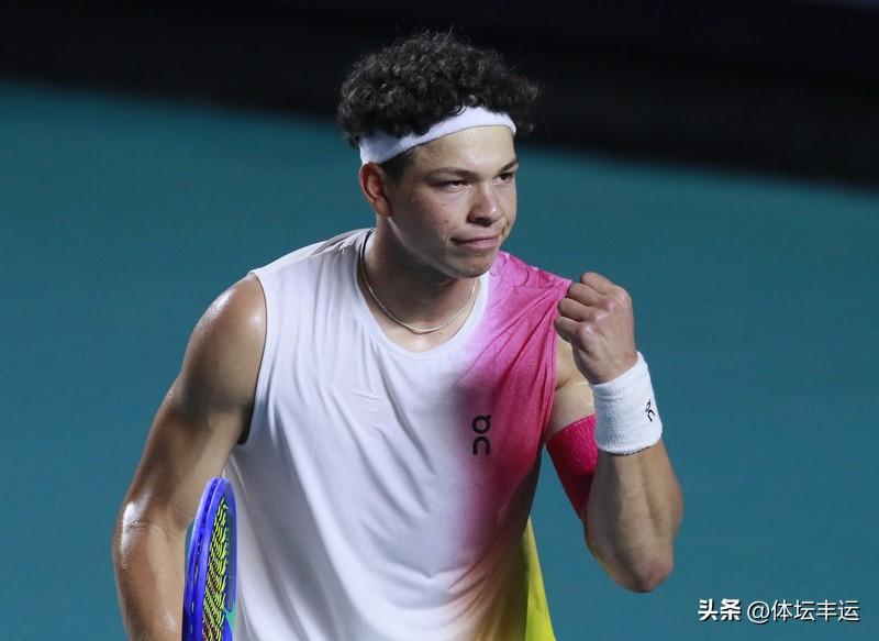 快讯，印第安维尔斯男单次轮比赛太刺激了！15号种子意大利的科博利以3 - 6、6