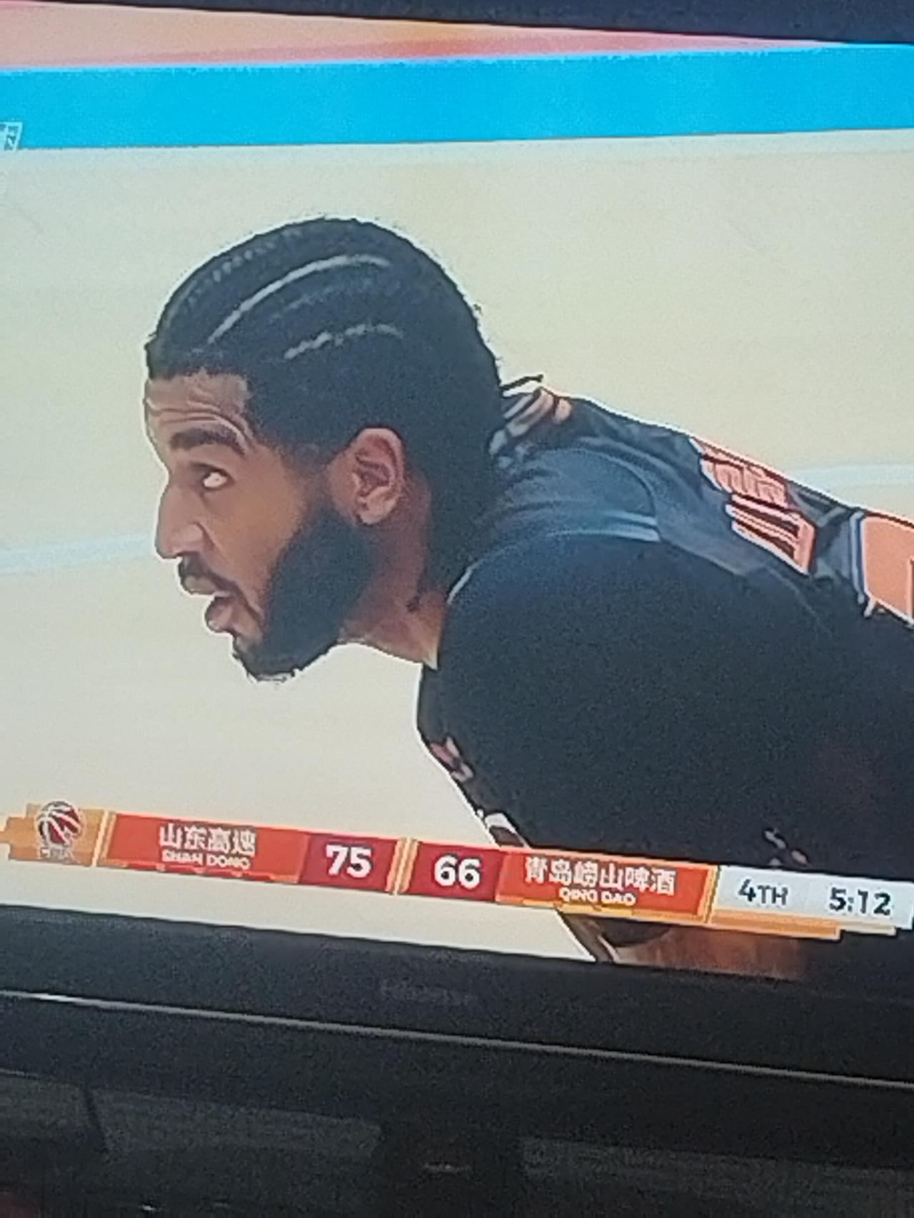 克里斯怒砍42分，带领球队85:76主场力克青岛。昨晚山东高速对阵青岛的比赛，克