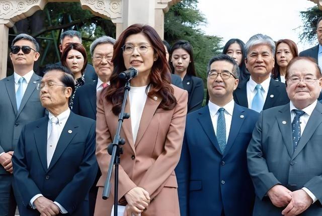 民进党为何“敢怒不敢抓“？郑丽文背后的“保护伞“让民进党无计可施。

中国国民党