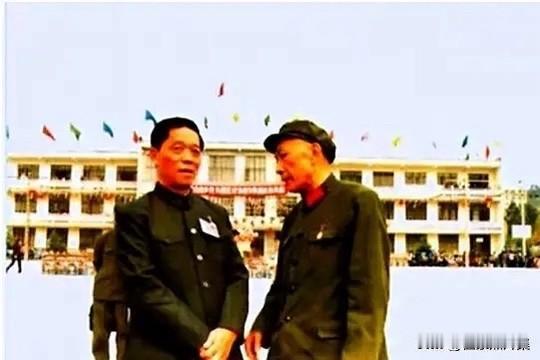 1984年10月24日，第一颗原子弹爆炸成功20周年庆祝大会结束后，两位“两弹功