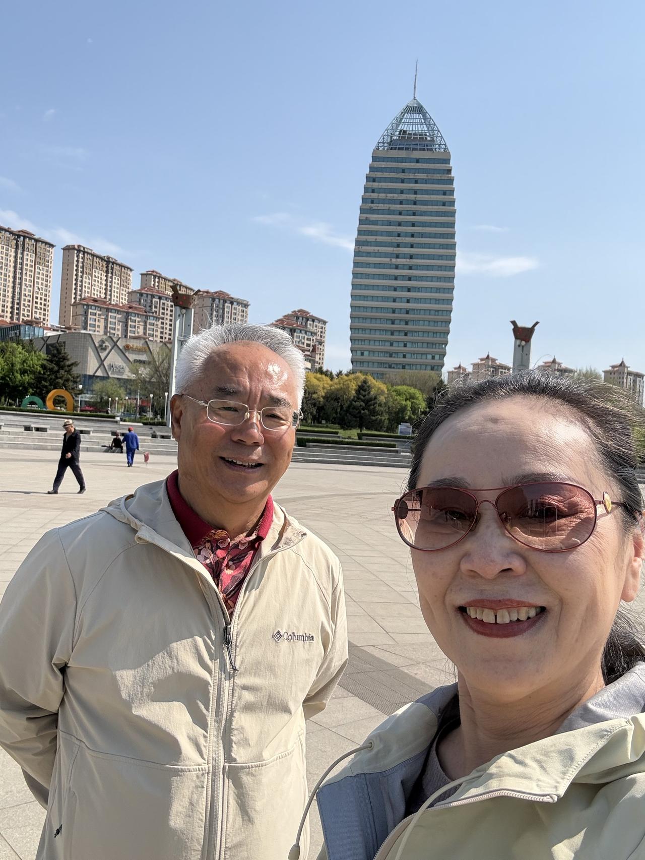 取决于自己，取决于自己的内心。
可以概括为：幸福感主要取决于心态和关系。

简单
