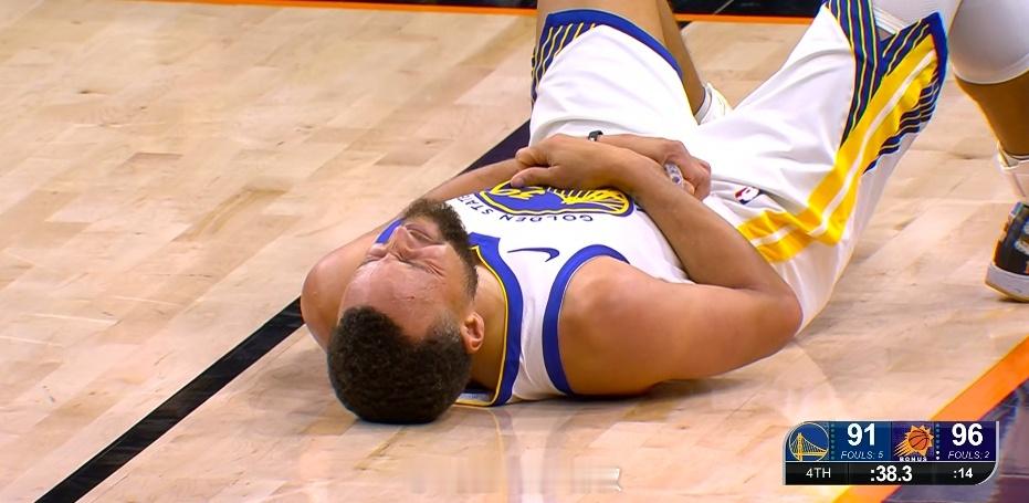 裁判看过录像之后判狄龙，恶犯，勇士获得2罚1掷！搞詹姆斯后，搞库里…下一个狄龙你