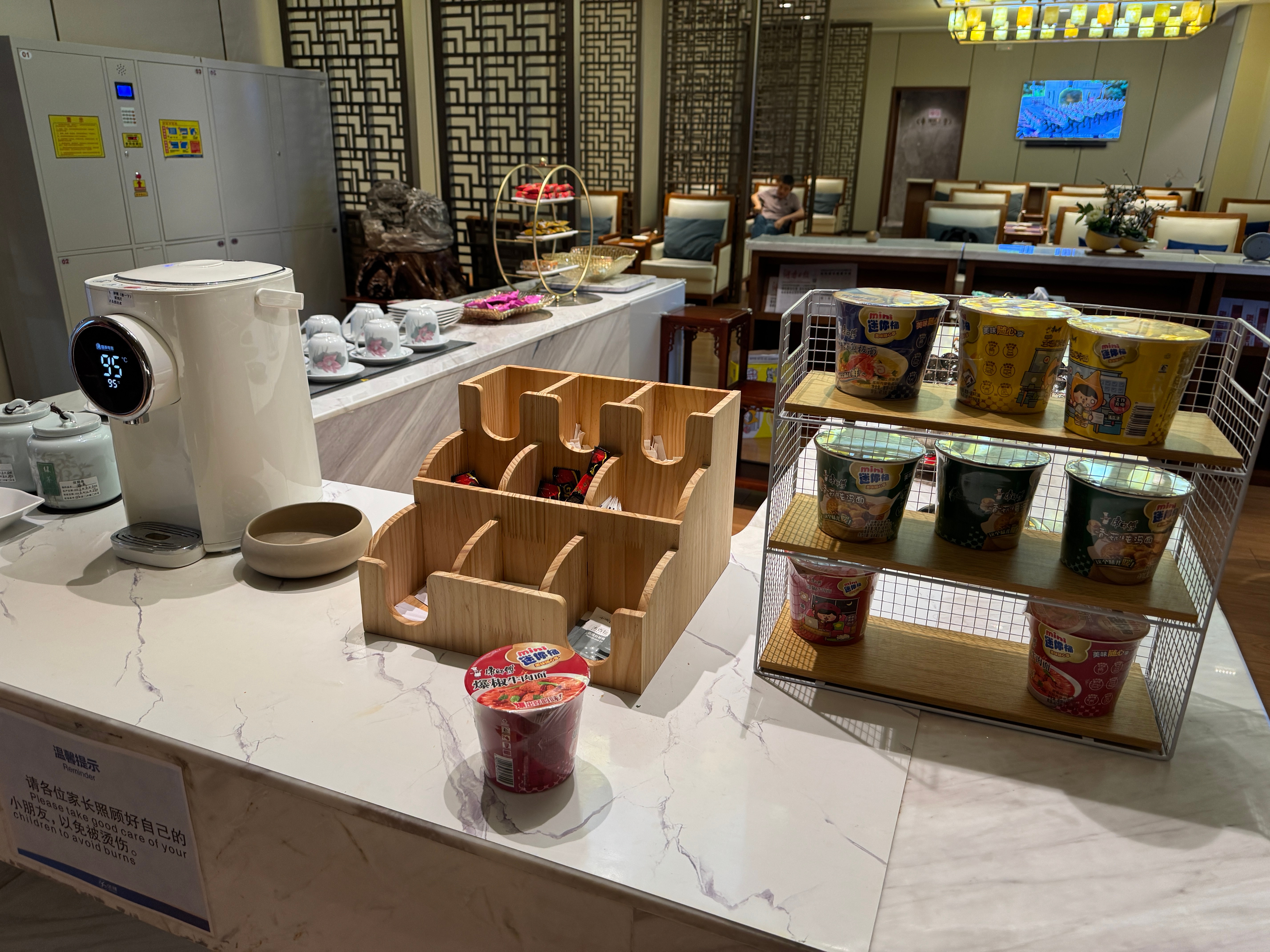 我体验过的最糟糕的休息室出现了……图里是休息室所有的餐饮问过接待了，没有热菜，但
