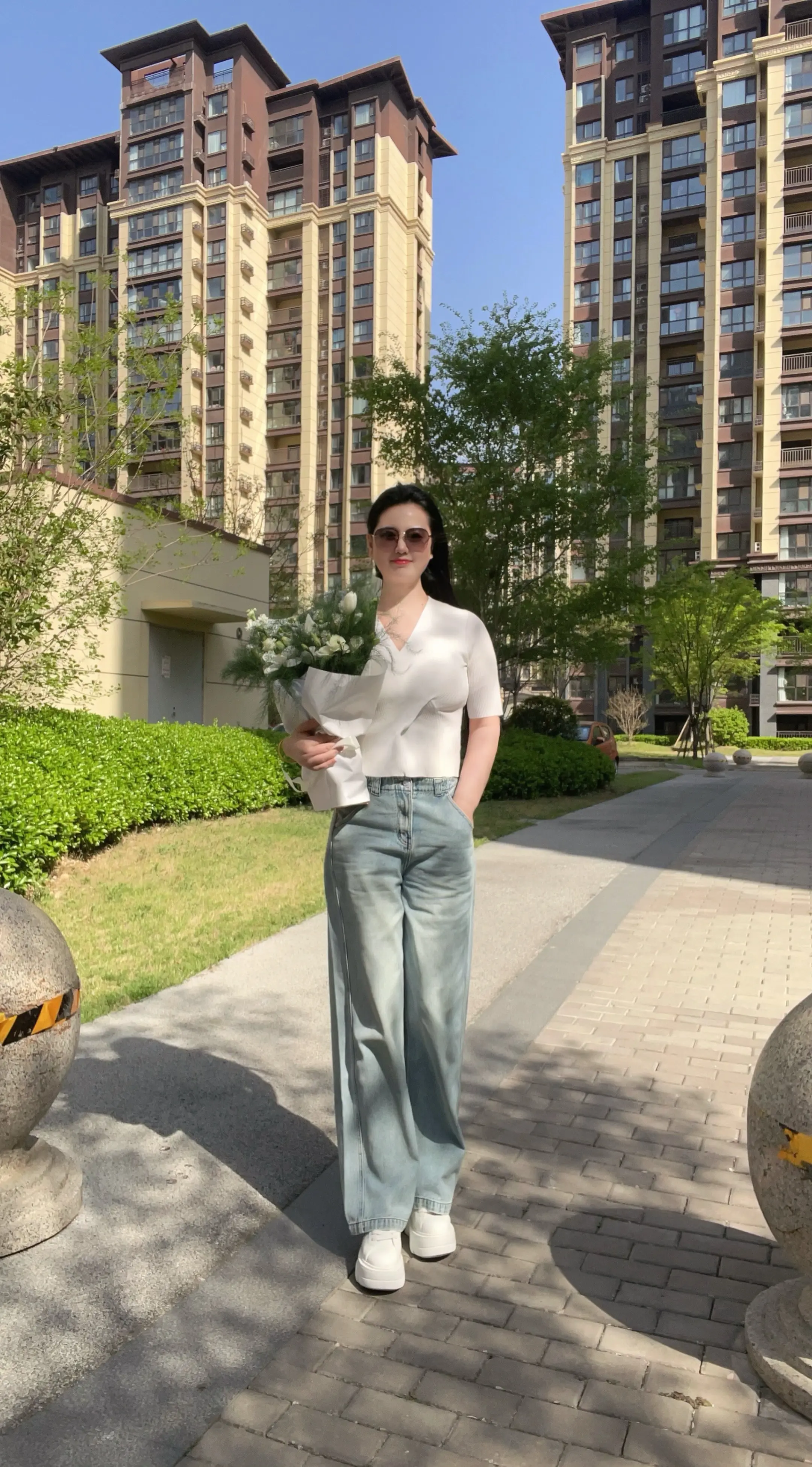 向阳而生，不负时光。 平安喜乐，万事顺随。 心向美好，步履不停。 且喜...