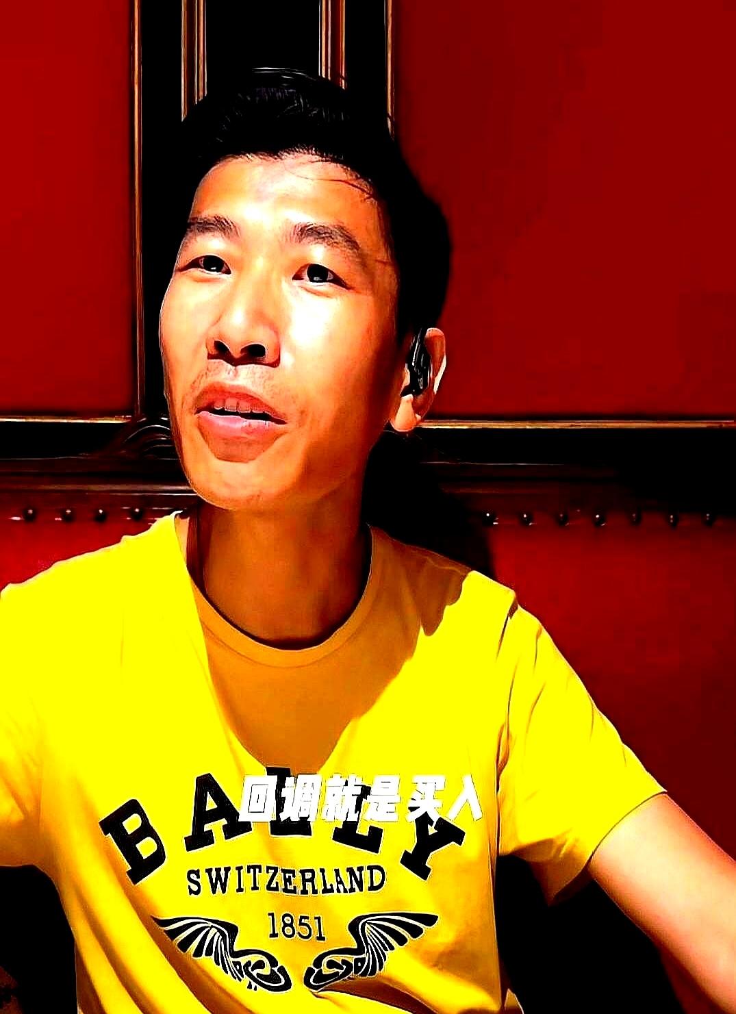满屏绿浪翻涌时，散户夺门而出；一个叫“张半仙”的，却把牌匾钉在3938，说那是周