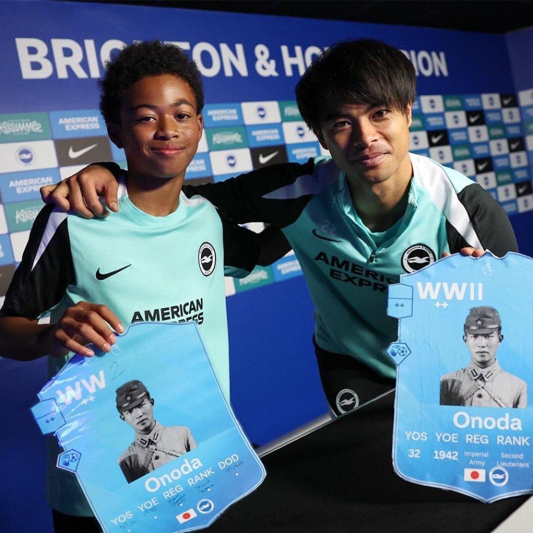 英超球队向中国球迷道歉 道歉也不原谅。三笘薰的道歉呢？一边拍照一边还笑。他能不认