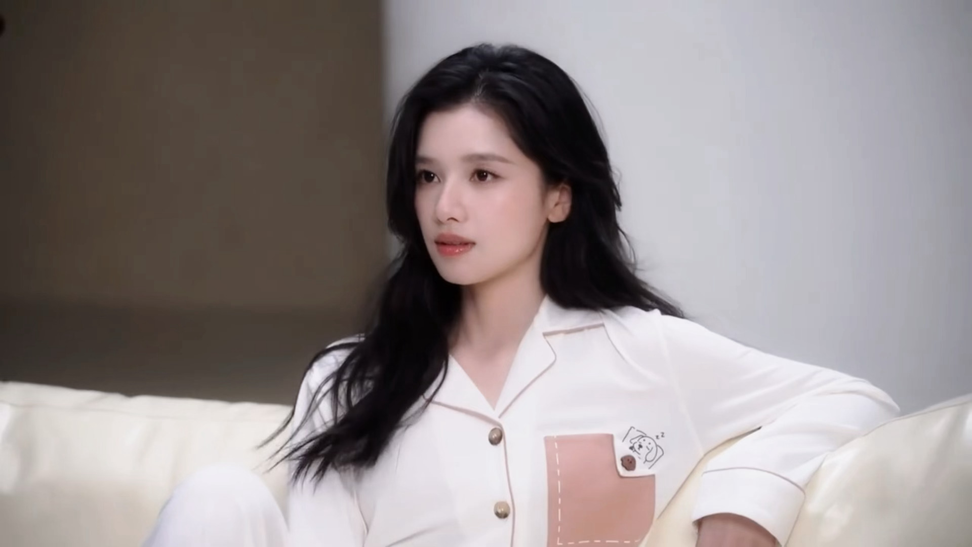 张婧仪这张脸，美到让人忽视穿的是家居服🥹 