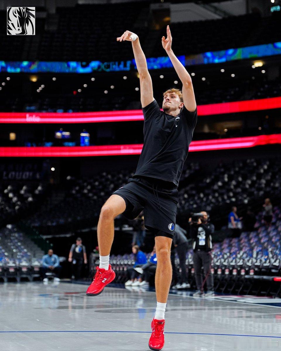 弗拉格在热身时的金鸡独立。