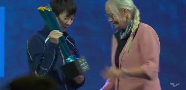 瑞典大满贯这个颁奖镜头直接出圈！女单决赛王曼昱4‑2力克王艺迪，苦战六局拿下冠军
