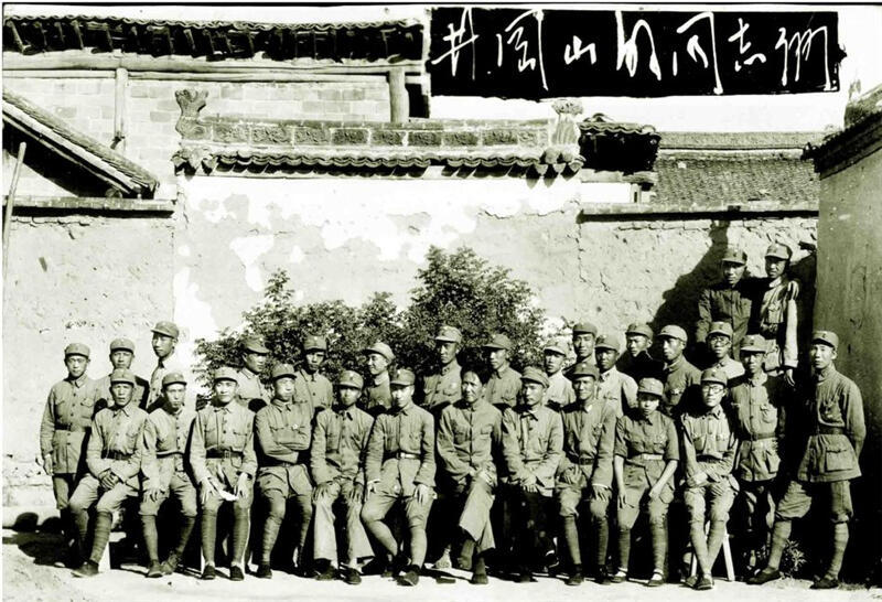 历史人物 1938年8月，参加过井冈山斗争的部分同志在延安凤凰山合影，毛、林坐在