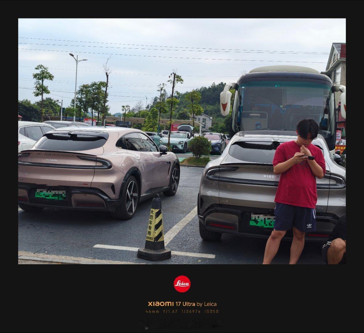 出来玩进米子窝了还是四台不同颜色的小米YU7这车卖的是真好啊好看的车卖的好，整个