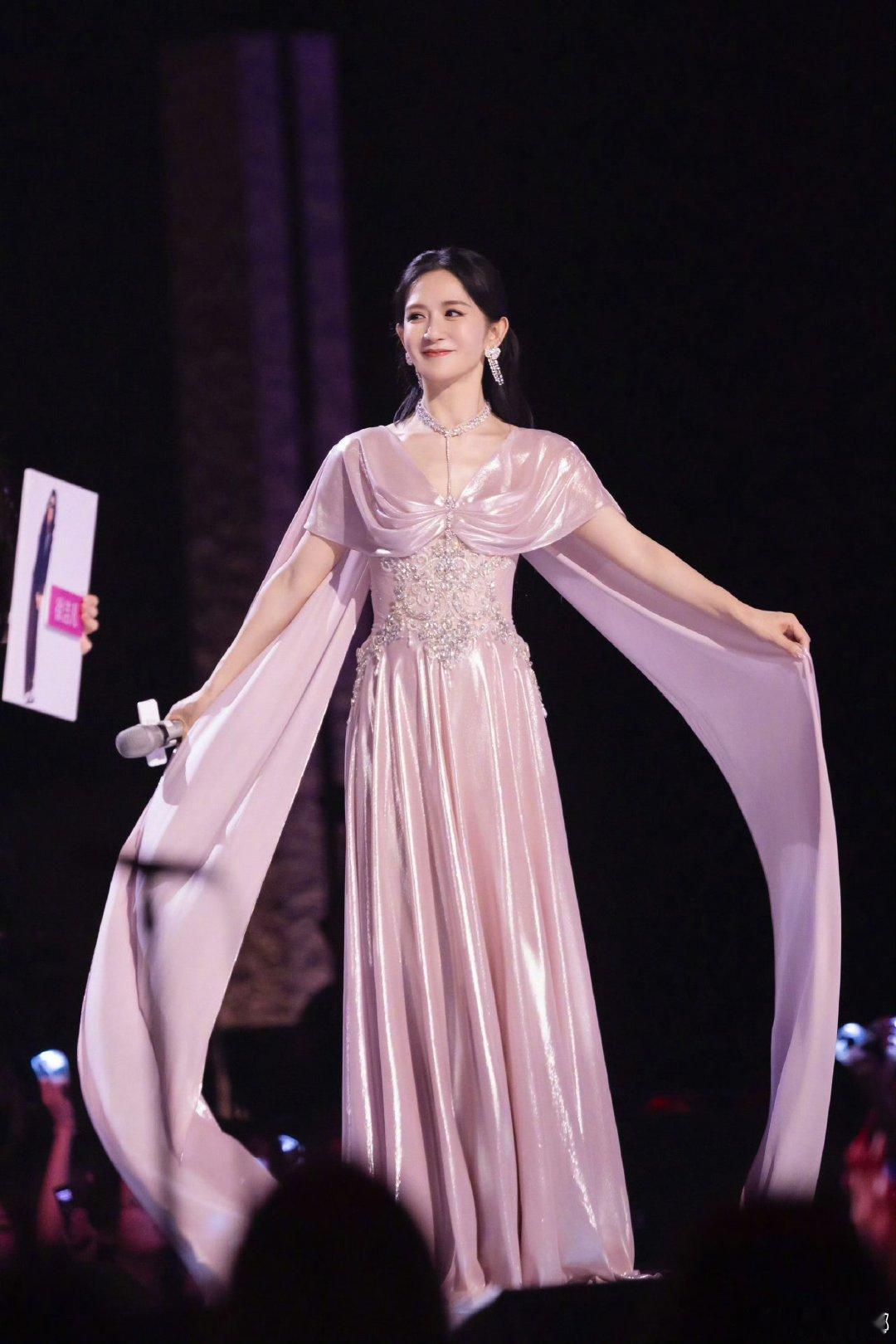 谢娜三公第二场粉闪造型 谢娜粉粉闪闪乘风见证人粉光流转，星光点缀！谢娜的乘风见证