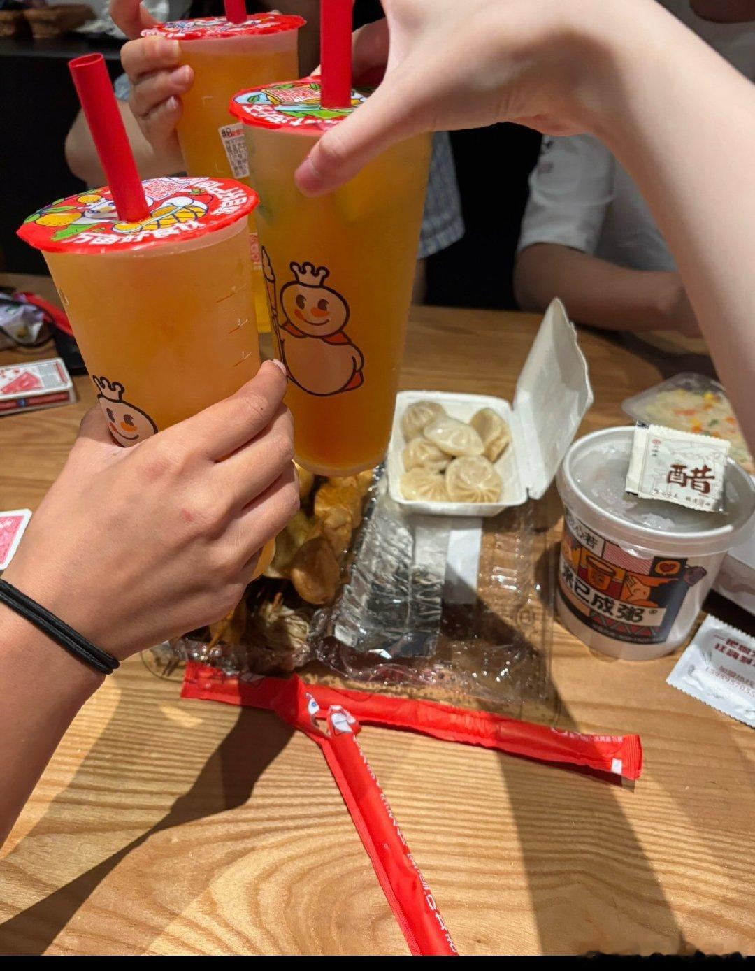 只有三人举杯，陈姐说新加坡男生不喝蜜雪冰城[笑cry]，北美甜der们老爱了！三
