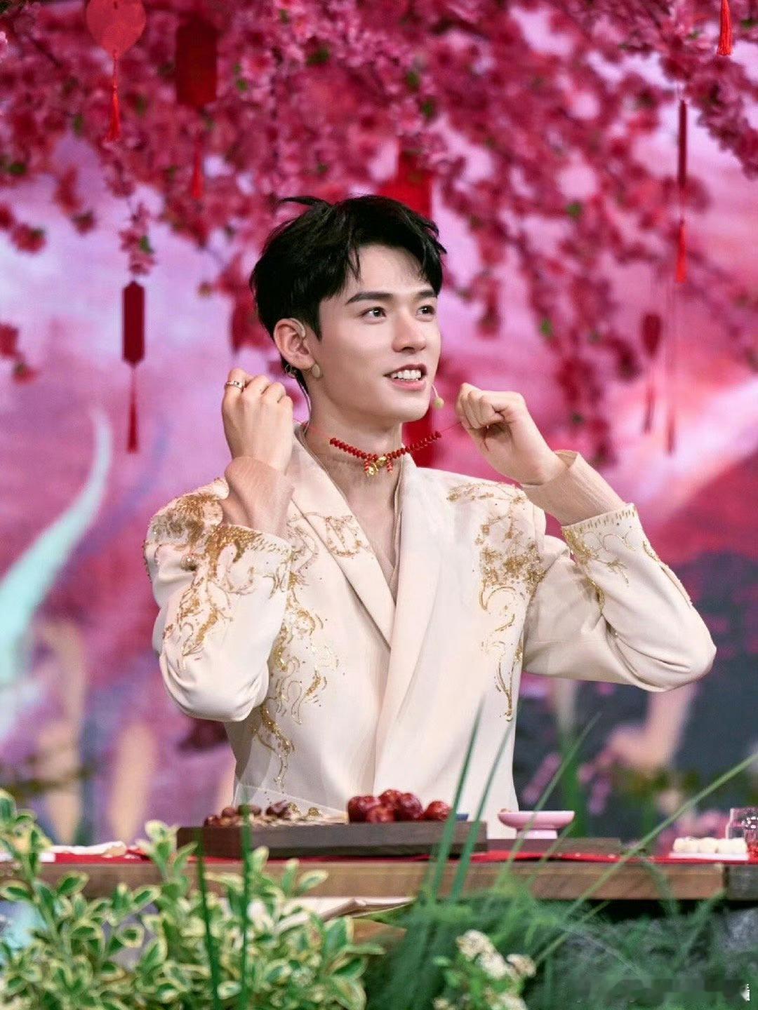#龚俊快被喷成水牛了# 龚俊还是一如既往的憨憨的啊，在游戏环节的操作属实是笑不活