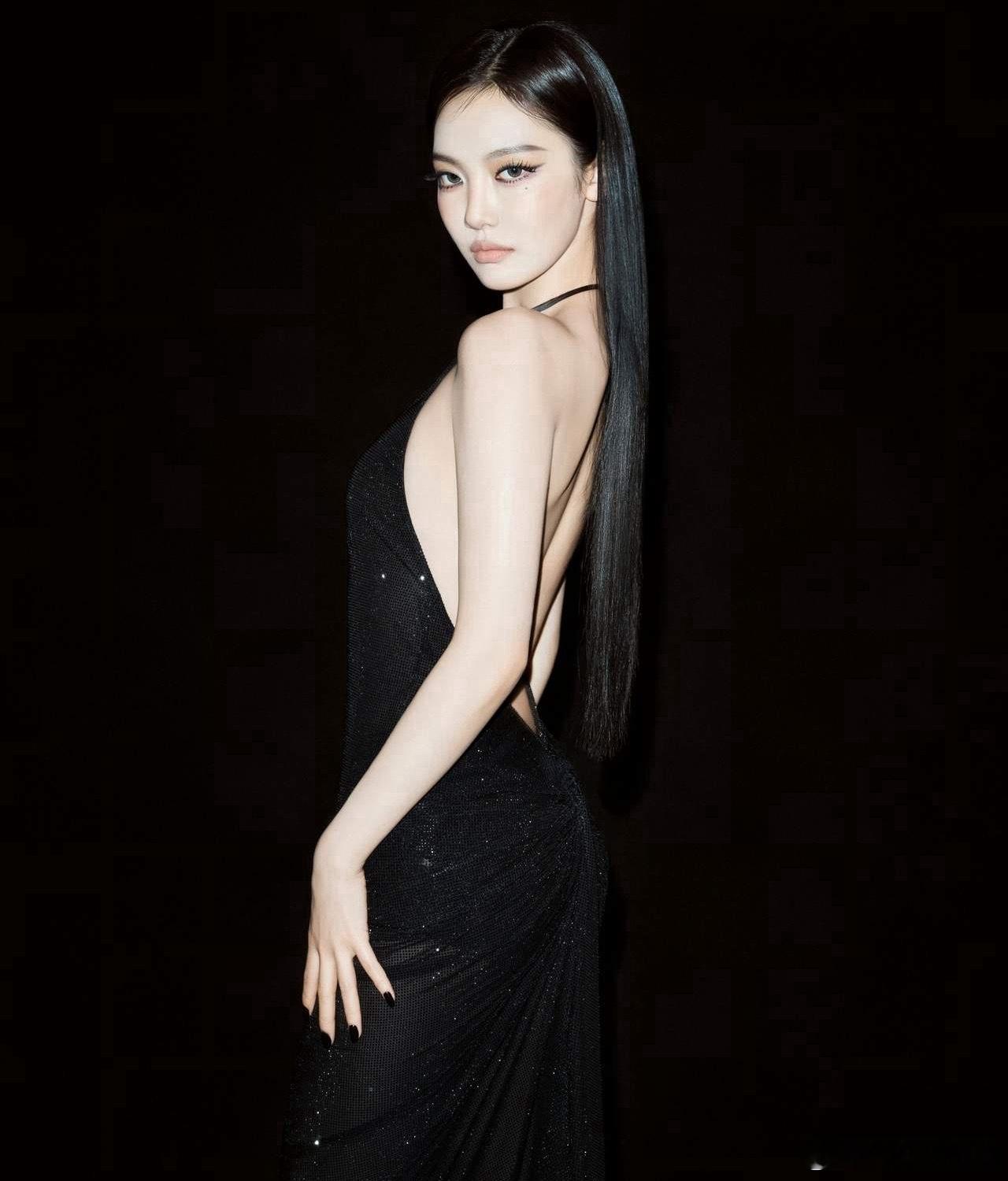 宁艺卓直接空降古驰代言人了，头衔力压文淇、宋威龙、张凌赫、田曦薇等人。宁艺卓，在