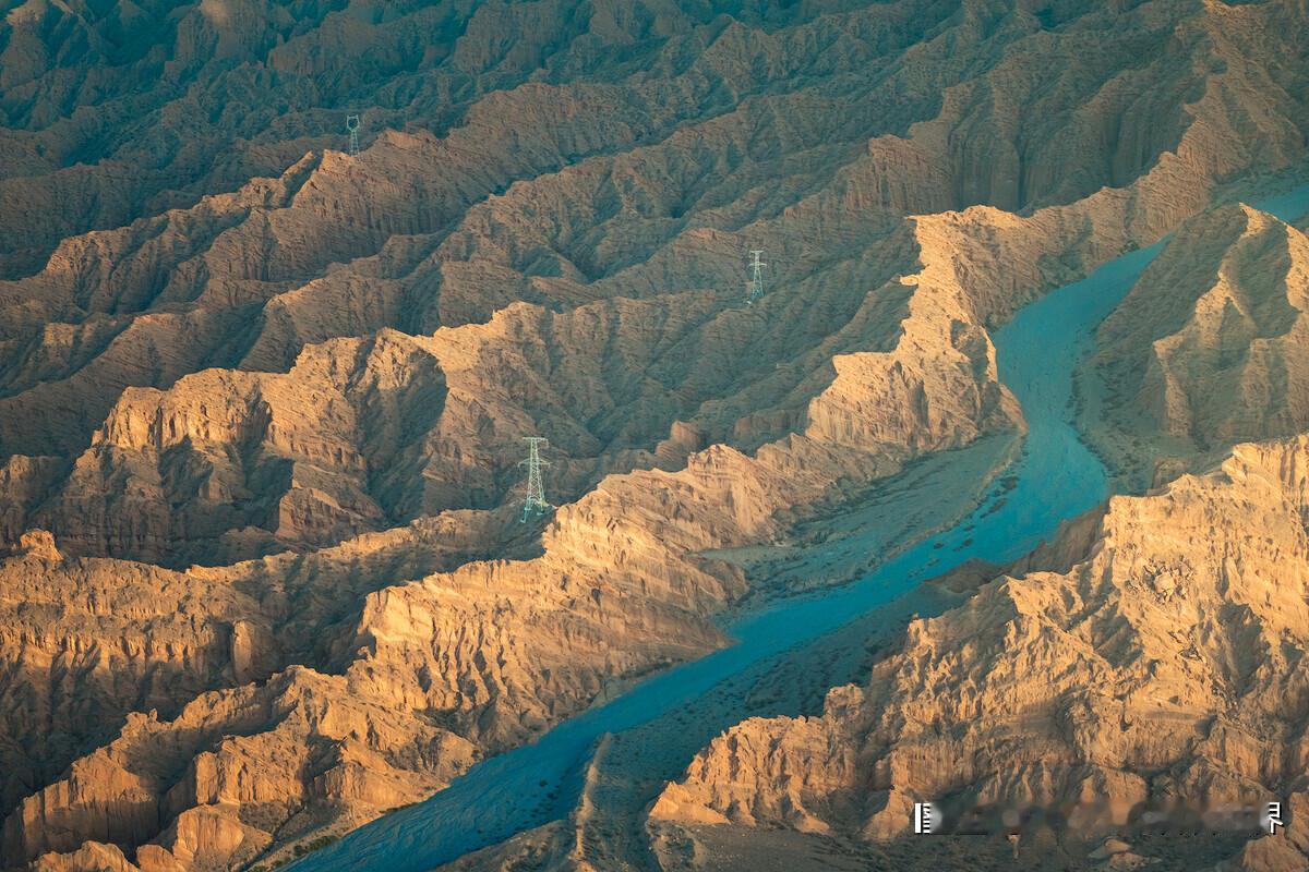 崇山峻岭中的中国铁塔，拍摄于国家电网110千伏兹北输电线路上#2024OPPO超