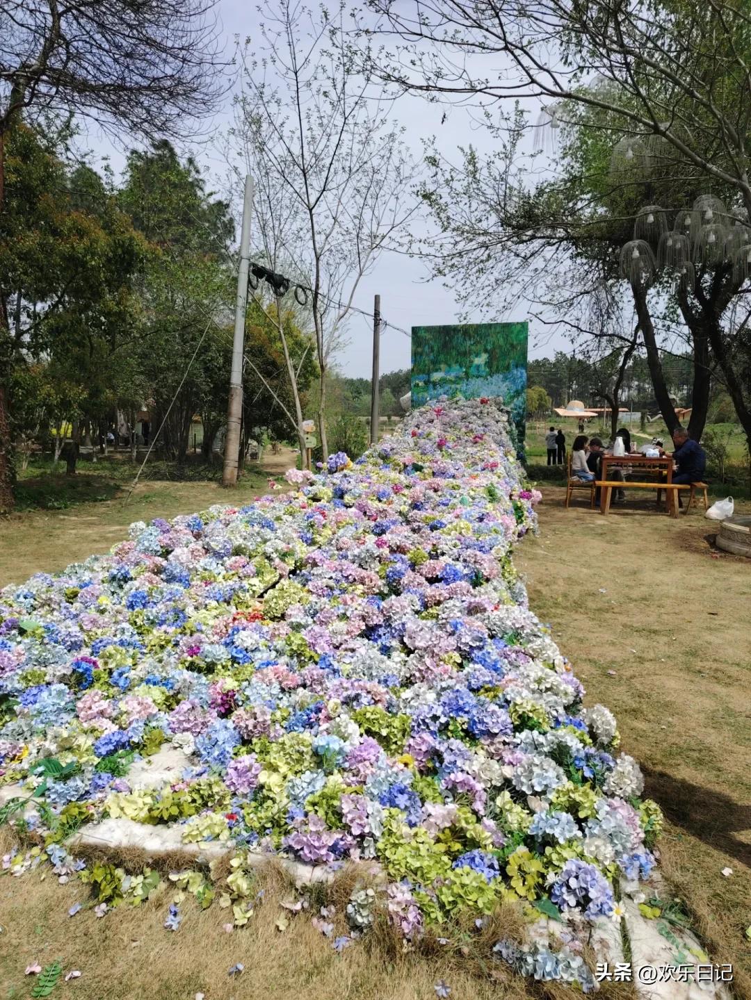 有时候，
心里有事，
想找个人说说。

翻翻手机，
几百个好友，
不知道点开谁。