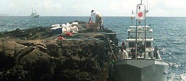 1996年日本右翼势力在钓鱼岛非法修建灯塔，钓鱼岛及其附属岛屿自古以来就是中国的