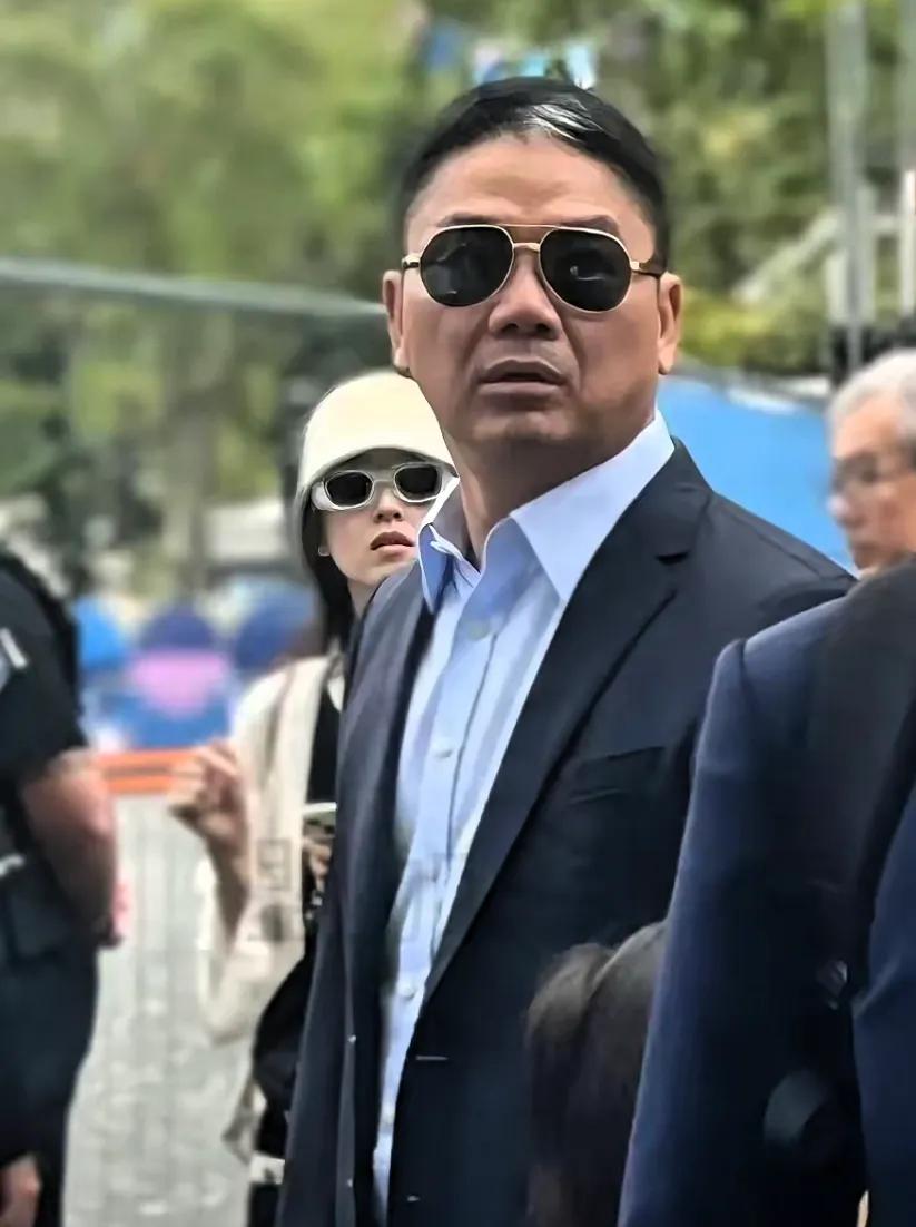 刘强东选择不亲自出面给村民发放资金，而是保持幕后角色，主要基于一个深刻的认识：他