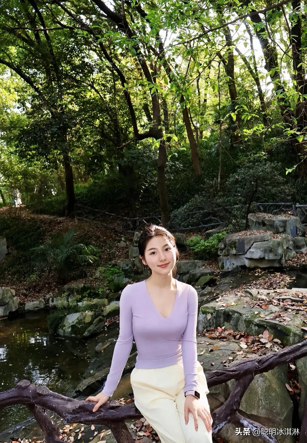 山野女孩上线！  
每一步都是与自然的对话，  
山顶的风景，是汗水换来的勋章。