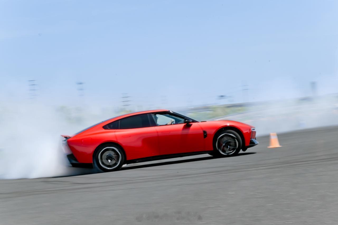 小鹏P7全能驾趣可街可赛小鹏P7又创吉尼斯世界纪录上周末，小鹏汽车在昆山玛吉斯测