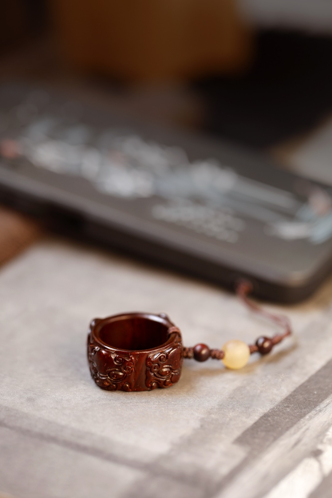 紫檀 | 镇守四方·扳指 挂件 扳指形制外方内圆，意念源自“苍天如图盖，大地如棋