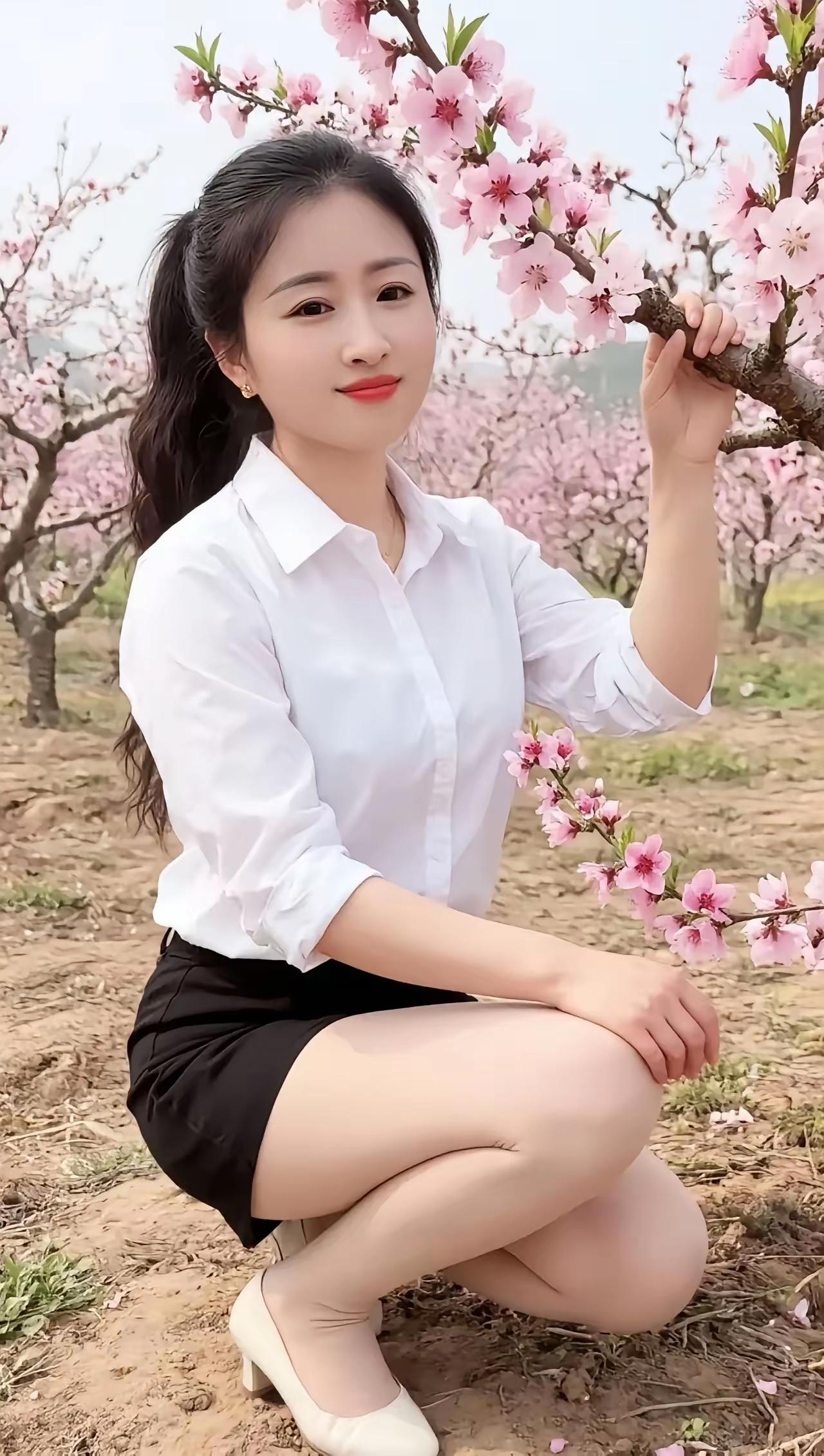 捣练子·春景
桃艳绽，燕莺啼，
浅缕幽香拂黛眉。
满目芳华风正好，
一川春色醉佳