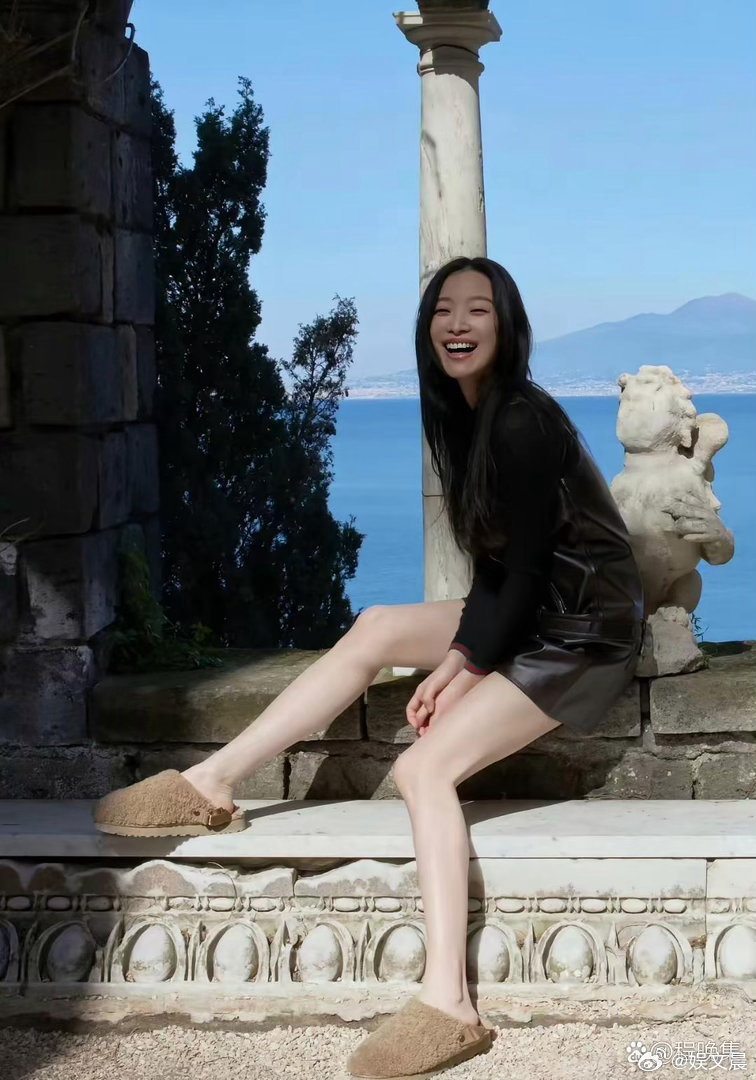 倪妮的笑容真的太有感染力了，灿烂又自信，自带光芒，一眼就被治愈～ 