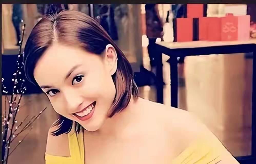 刘碧丽当年凭玉兰油广告走红，后来和澳门富豪周焯华在一起，明知对方有家室，还是在5